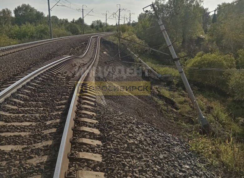 «Съехавшая» насыпь сдвинула железнодорожные пути в Новосибирском районе НСО