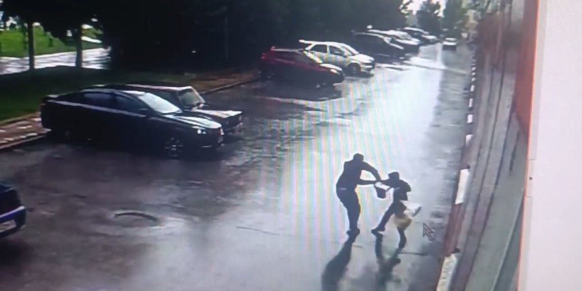 Грабитель вырвал из рук подростка сумку с 1,7 миллионов рублей в Новосибирске