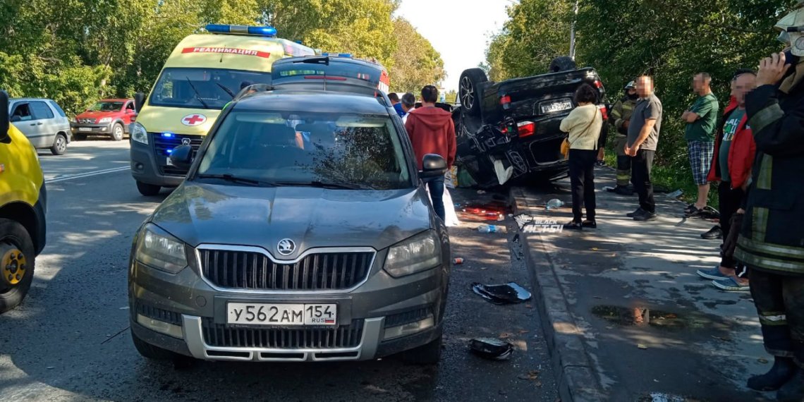 Водитель внедорожника вылетел через окно на проезжую часть в Новосибирске