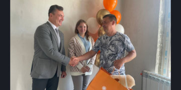 Первые ключи от квартиры по программе льготного кредитования вручили сотруднику ОПК в Новосибирске