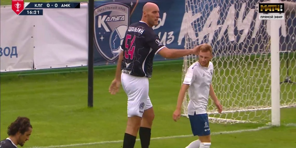 Новосибирский баскетболист стал самым высоким игроком в истории футбола