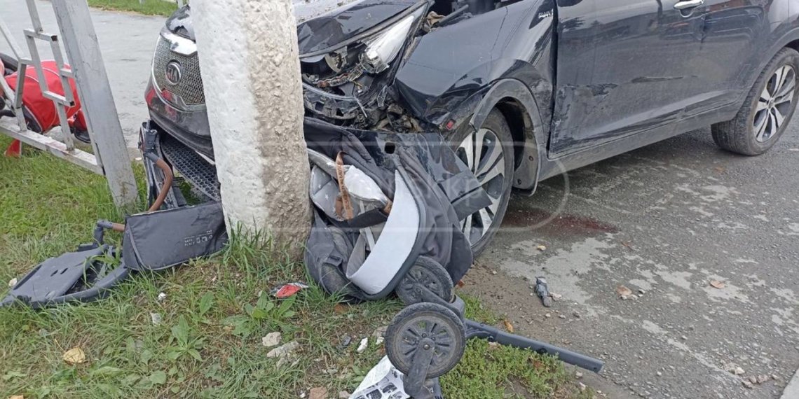 Автомобиль «Kia» врезался в толпу пешеходов на тротуаре в Бердске