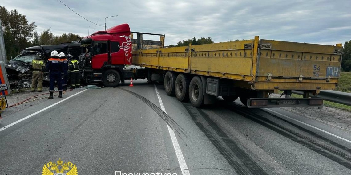 Смертельное ДТП с участием грузовика и катафалка произошло под Новосибирском