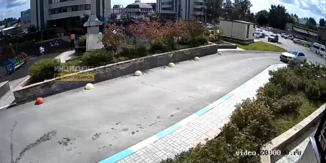 Курьер на электровелосипеде сбил ребёнка во дворе ЖК «Гурьевский» в Новосибирске