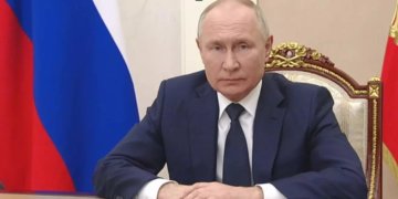 Путин поздравил десантников с Днем ВДВ