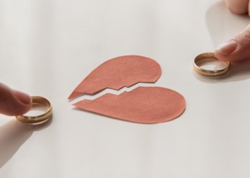 Штрафы за измену и уход из семьи предложили ввести в России