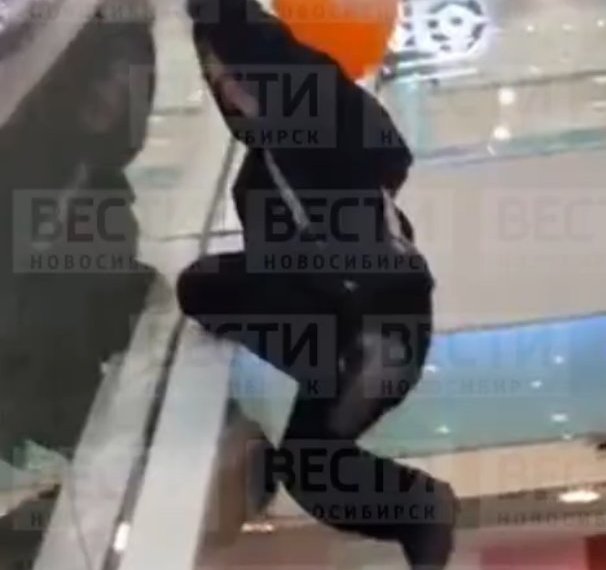 Девочка сорвалась с эскалатора в торговом центре