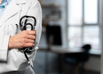 Новосибирские бизнесмены попались на подкупе сотрудника больницы