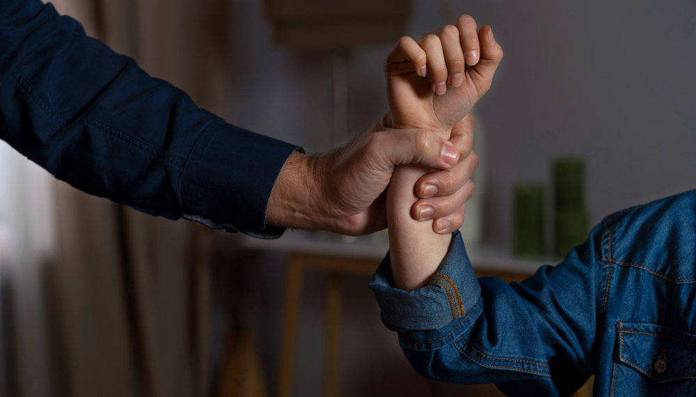 Курьера задержали за избиение женщины и её дочери в Новосибирской области