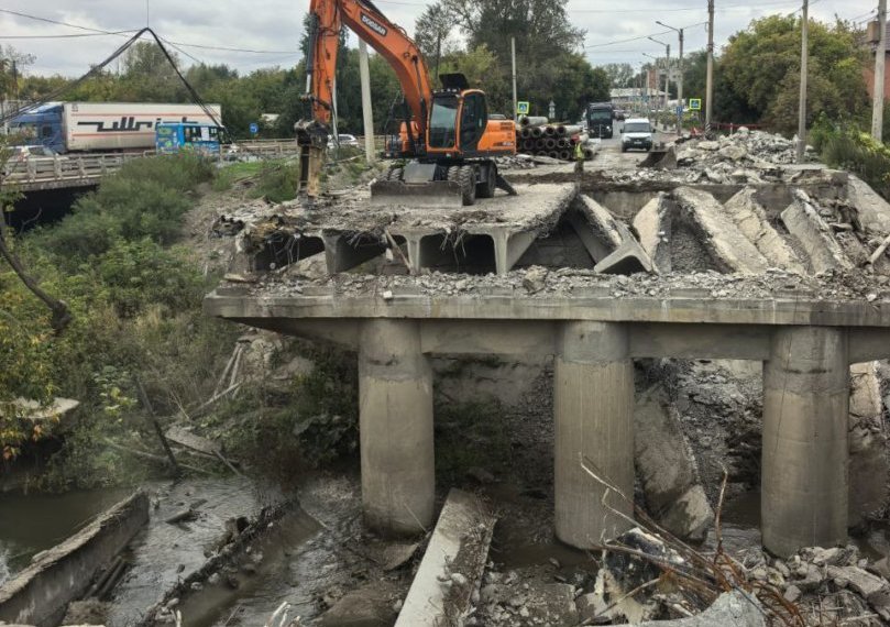 Старый мост через Тулу на Петухова начали демонтировать