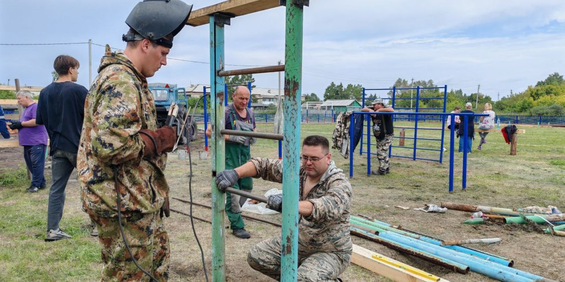 Жители села в Новосибирской области своими силами за 2 дня обновили стадион