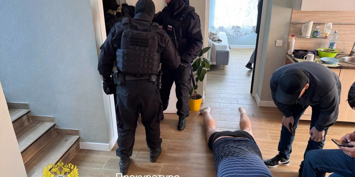 Новосибирец выпрыгнул в окно во время облавы на нелегальное казино — видео