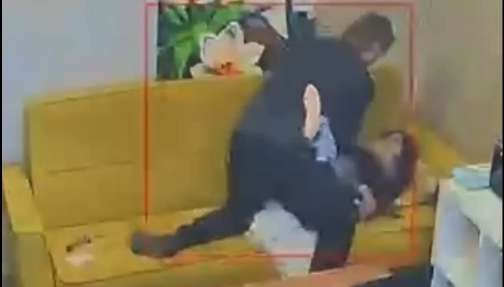 Повалил на диван и раздвигал ноги: наркоман напал на сотрудницу склада в Новосибирске