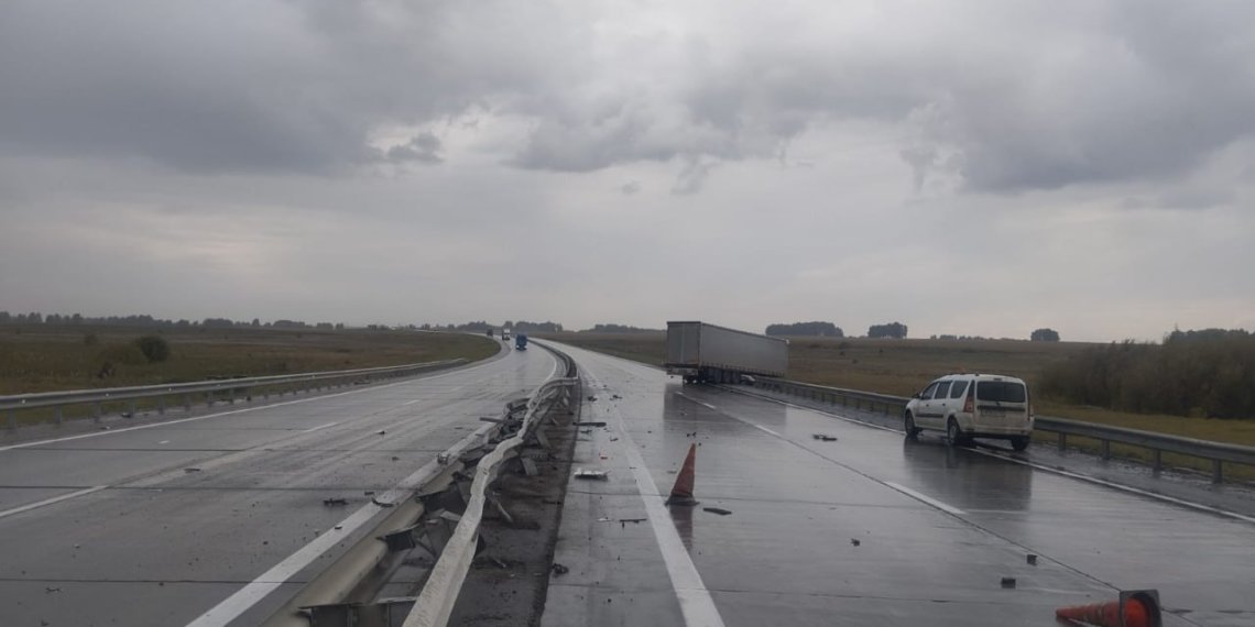 Водитель грузовика насмерть сбил троих дорожных рабочих в Новосибирской области