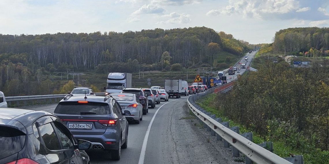 Реверсивное движение ввели на трассе из-за дефектов дороги под Новосибирском