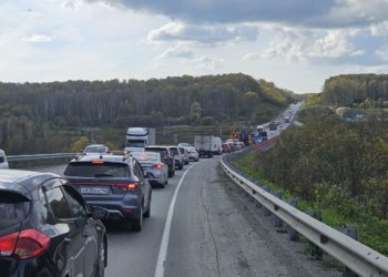 Реверсивное движение ввели на трассе из-за дефектов дороги под Новосибирском