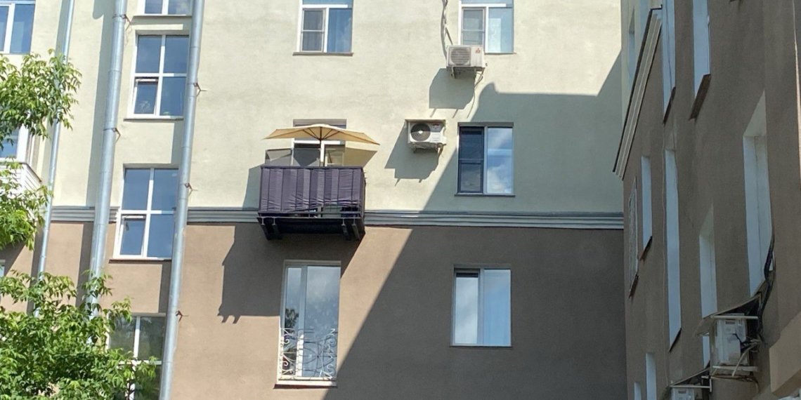 Мама была в гостях: соседи заметили плачущего 5-летнего ребенка на балконе в Новосибирске