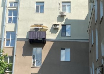 Мама была в гостях: соседи заметили плачущего 5-летнего ребенка на балконе в Новосибирске