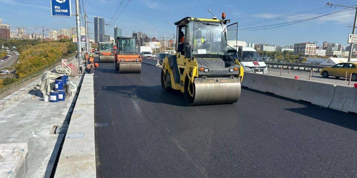 Новый асфальт начали укладывать на Димитровском мосту