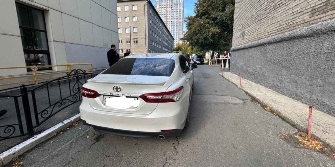 Водитель Toyota Camry сбил девушку во дворе в Новосибирске