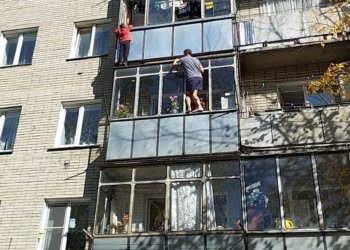 Ребенок повис на балконе, пока мать собирала грибы в Бердске