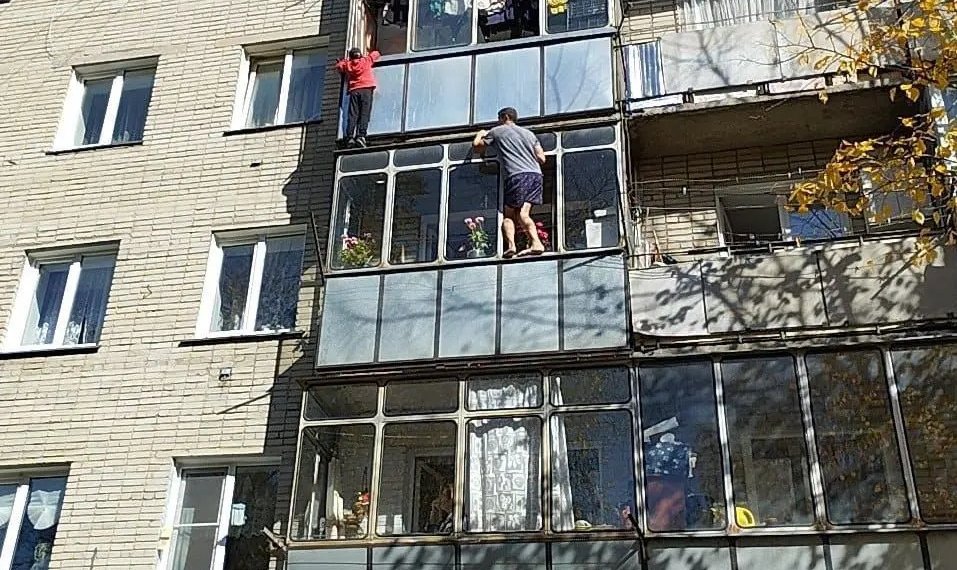 Ребенок повис на балконе, пока мать собирала грибы в Бердске