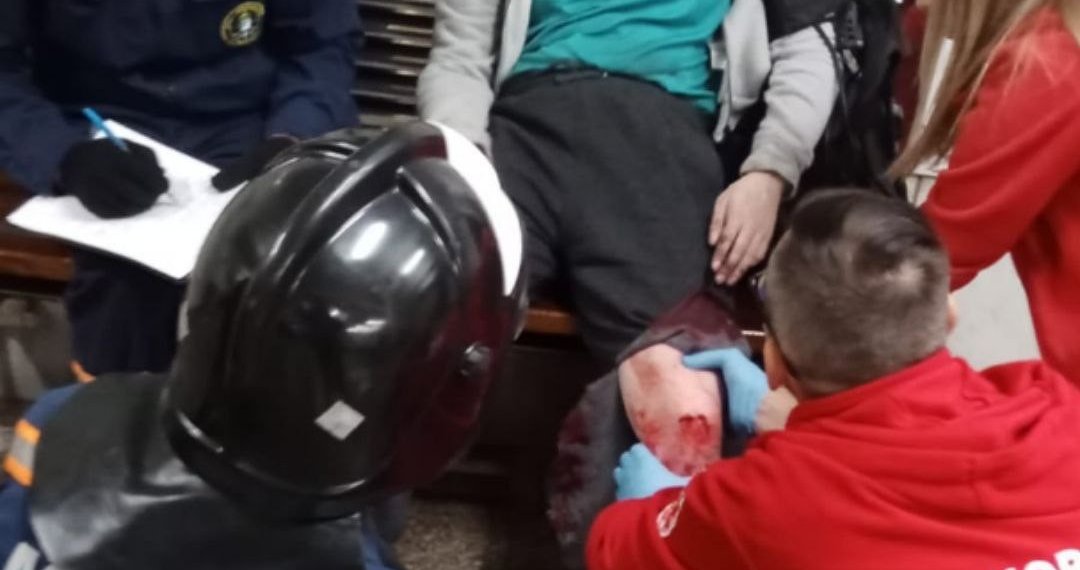 Мужчина упал на рельсы в метро