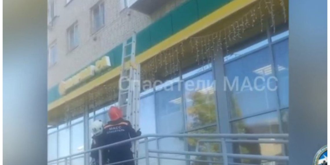 Мужчина упал с 5-го этажа и сломал рёбра в Новосибирске