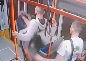 Сломали ребра пассажиру и распылили перцовый баллончик в трамвае: подростков заключили под стражу в Новосибирске