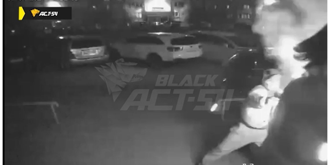 Неизвестный в маске напал на жителей спального района в Новосибирске