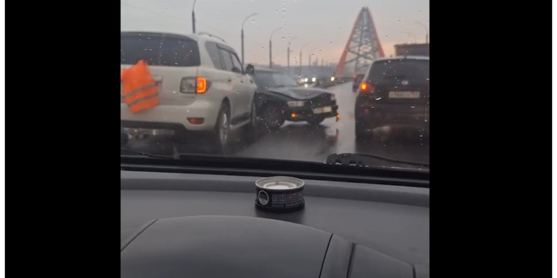 Массовая пробка из-за аварии на Бугринском мосту парализовала движение в сторону левого берега