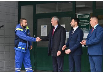 Губернатор Новосибирской области Андрей Травников вручил 23 новых автомобиля новосибирской Станции скорой медицинской помощи