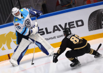 Хоккейная «Сибирь» уступила «Адмиралу» на выезде