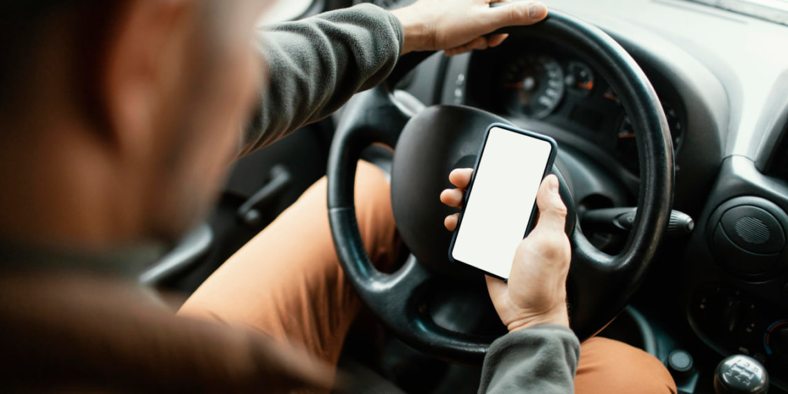 Свыше 15 тысяч штрафов за пользование телефоном за рулём получили новосибирцы