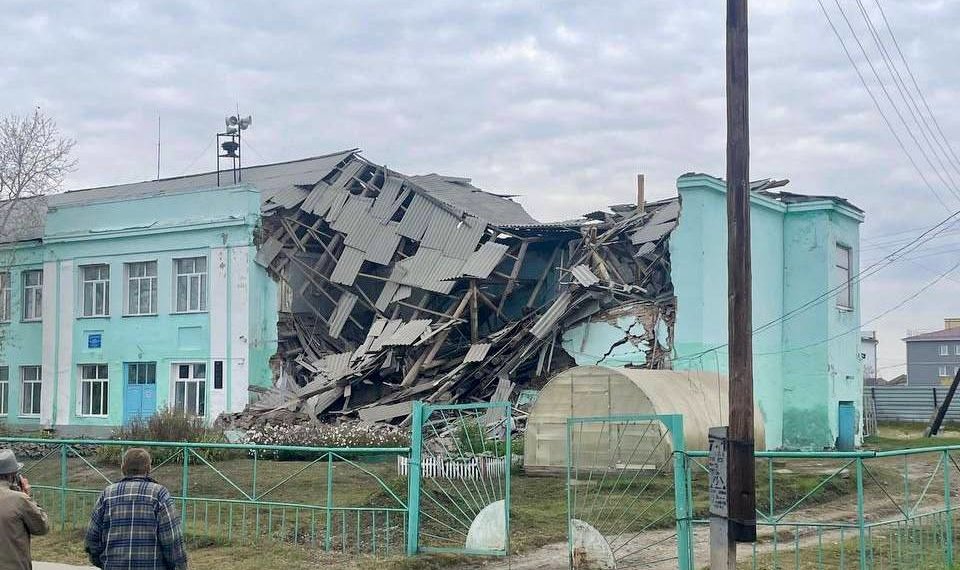 Здание школы рухнуло в Татарске Новосибирской области