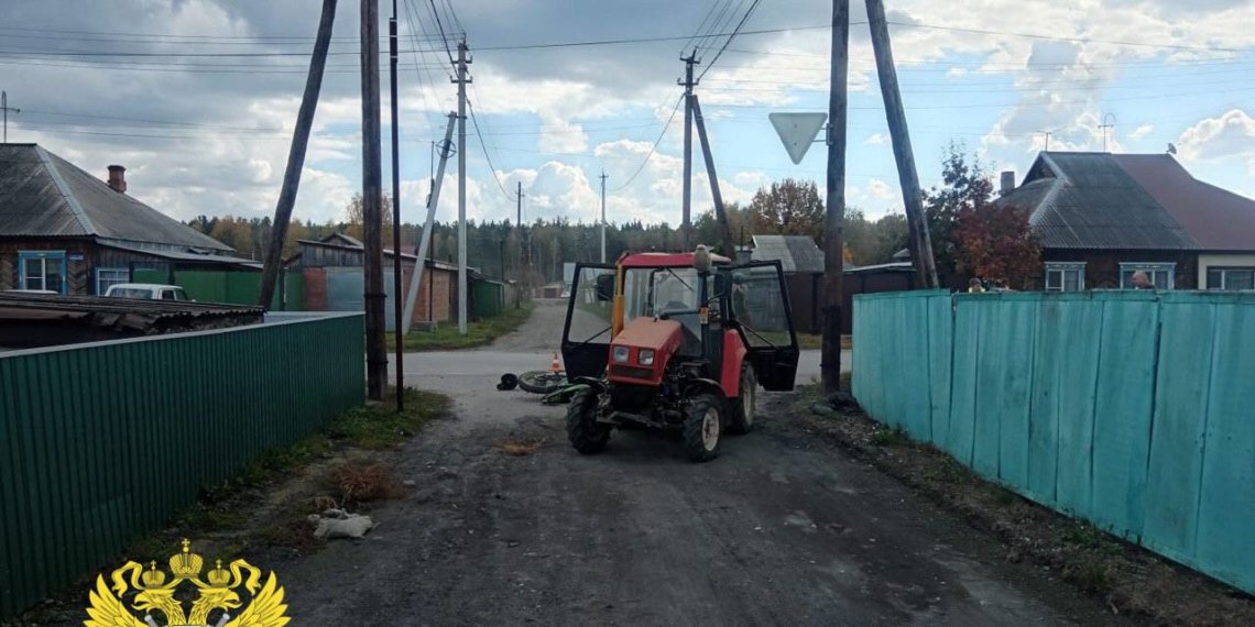 Питбайкер влетел в трактор в Новосибирской области
