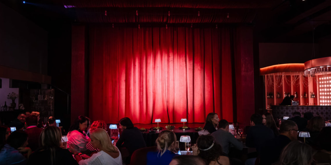 На новосибирский гастротеатр «Красная мельница» подали в суд за нарушение авторских прав