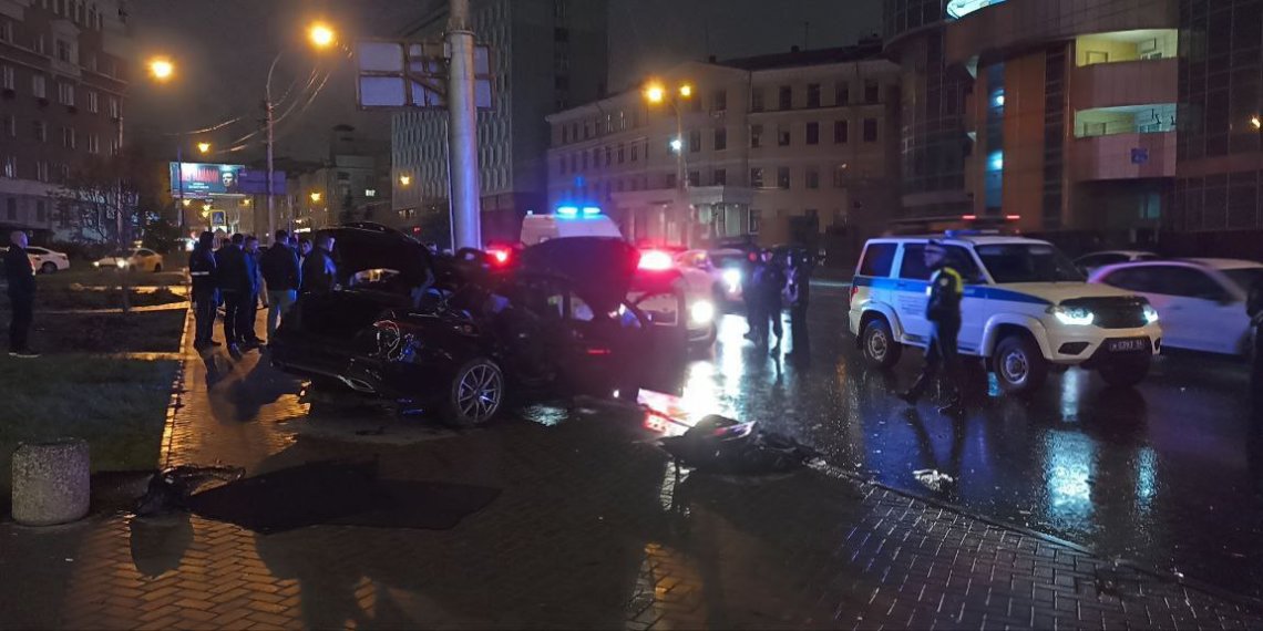 Водитель «Mersedes» погиб после столкновения со световой опорой в Новосибирске