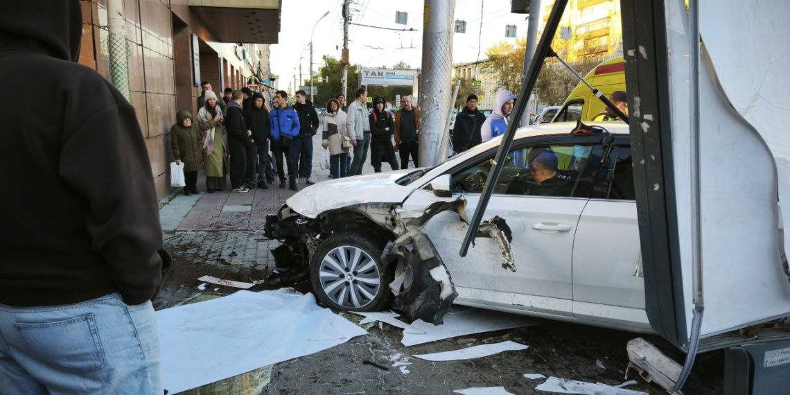 Водитель на иномарке снес ограждение станции метро «Красный проспект»
