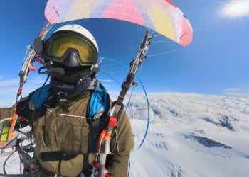 Новосибирский спортсмен впервые совершил полёт на мотопараплане над Эльбрусом