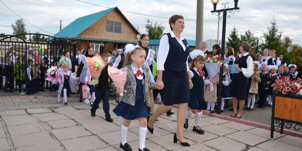 В 100-летней гимназии в Новосибирской области прозвенел звонок в День знаний