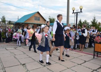 В 100-летней гимназии в Новосибирской области прозвенел звонок в День знаний