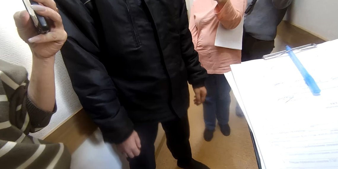 Новосибирские пенсионеры атаковали здание администрации и потребовали выдать им квартиры