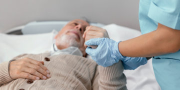 Три шага, которые спасают жизни: как распознать инсульт и успеть в «золотой час»