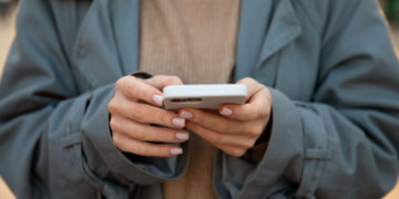 Сибиряки переходят на альтернативные платежные инструменты, а наличные оставляют на подарки и чаевые — показал опрос