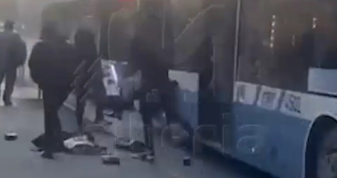 Беременную женщину и ее мужа вытолкали из троллейбуса в Новосибирске: видео конфликта