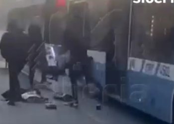 Беременную женщину и ее мужа вытолкали из троллейбуса в Новосибирске: видео конфликта