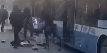 Беременную женщину и ее мужа вытолкали из троллейбуса в Новосибирске: видео конфликта