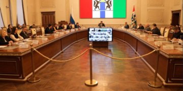 Обслуживание вне очереди: меры поддержки для участников СВО и членов их семей обсудили в правительстве Новосибирской области