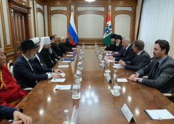 Сохранение традиционных ценностей, благотворительность и межконфессиональный мир обсудили в правительстве Новосибирской области